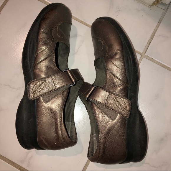 7 WIDE USED clarks womens pewter leather mary jane with velcro straps - Picture 9 of 11